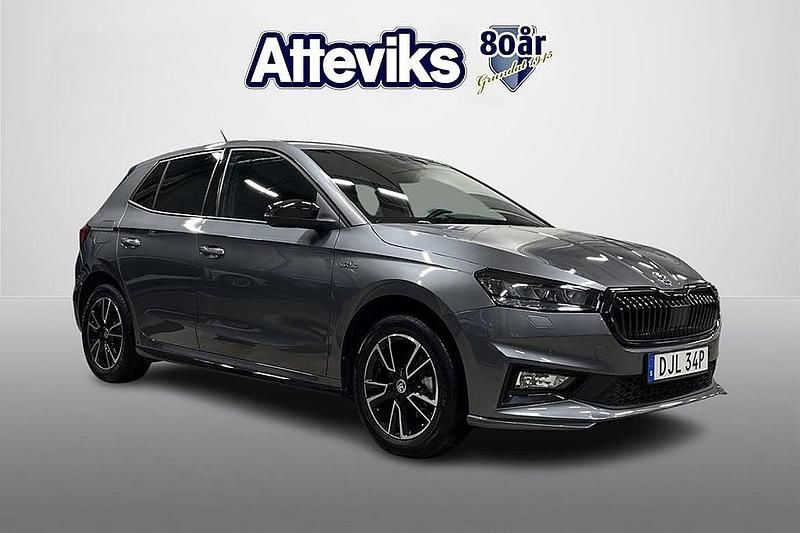 Grå Begagnad 2024 Skoda Fabia Monte Carlo Halvkombi | 228 900 kr (Marknadspris) - Bild 1/4