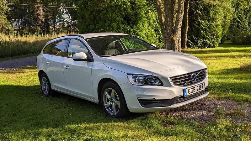 Vit Begagnad 2017 Volvo V60 Kinetic Kombi | 159 000 kr (Marknadspris) - Bild 1/4