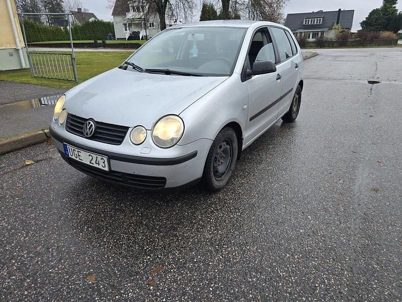 Silver Begagnad 2004 VW Polo Halvkombi | 13 000 kr (Bra pris) - Bild 1/4