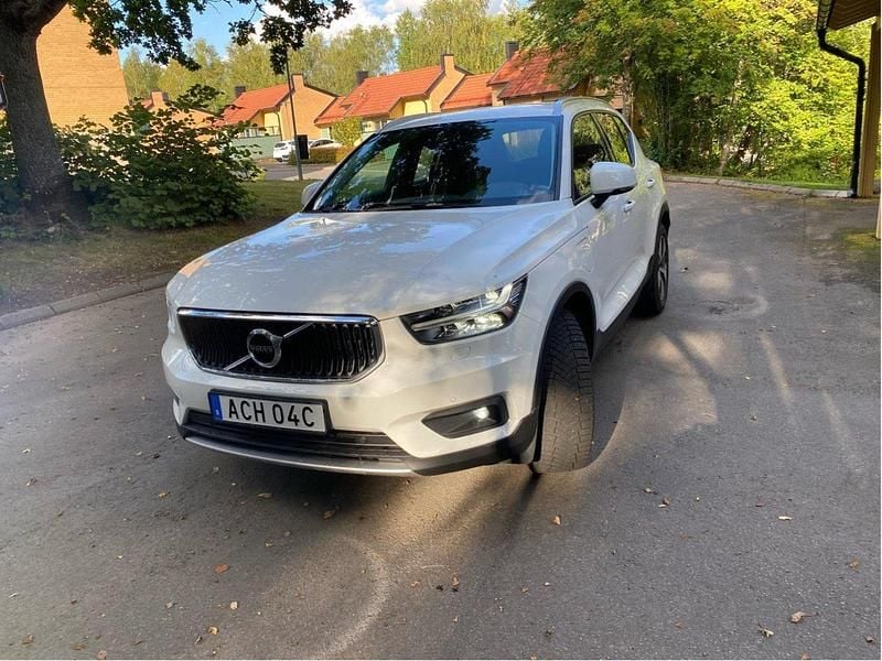 Vit Begagnad 2020 Volvo XC40 Momentum SUV | 349 999 kr (Marknadspris) - Bild 1/4