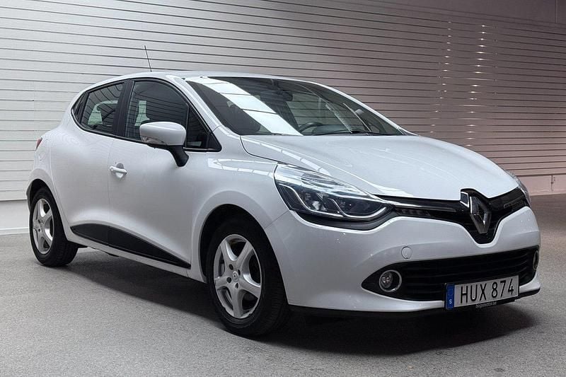 Vit Begagnad 2015 Renault Clio IV Halvkombi | 59 000 kr (Marknadspris) - Bild 1/4