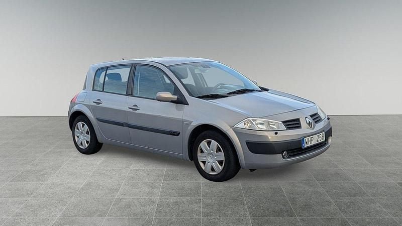 Ljusgrå (grå) Begagnad 2005 Renault Mégane II Halvkombi | 29 900 kr (Marknadspris) - Bild 1/4