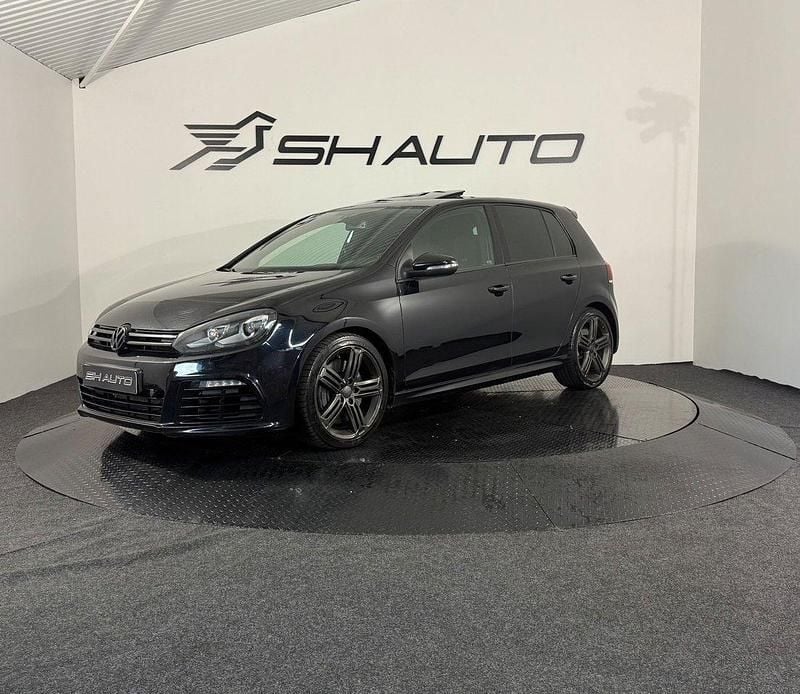 Svart Begagnad 2012 VW Golf VII R Halvkombi | 199 900 kr (Marknadspris) - Bild 1/4