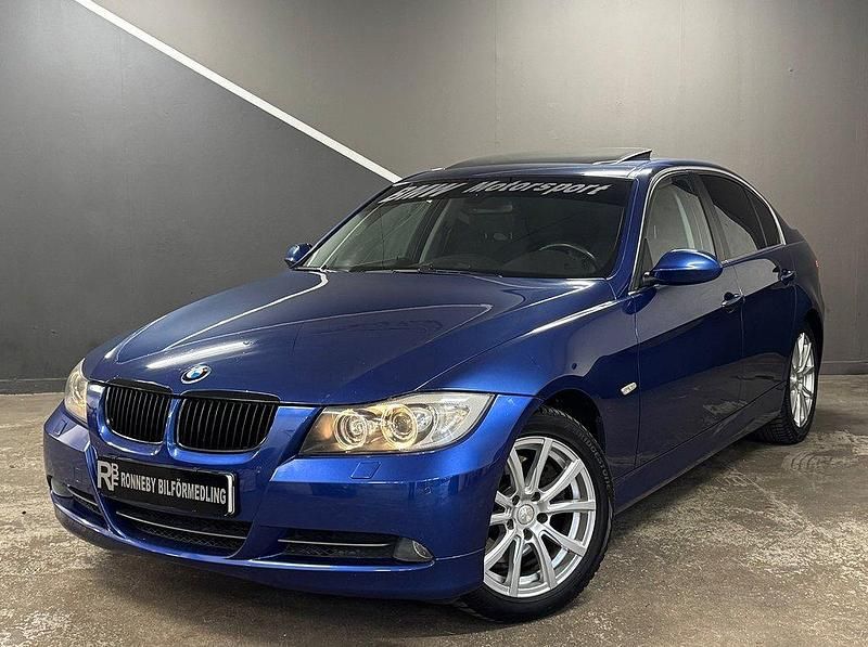 Blå Begagnad 2006 BMW 330 Comfort Edition Sedan | 94 900 kr (Marknadspris) - Bild 1/4