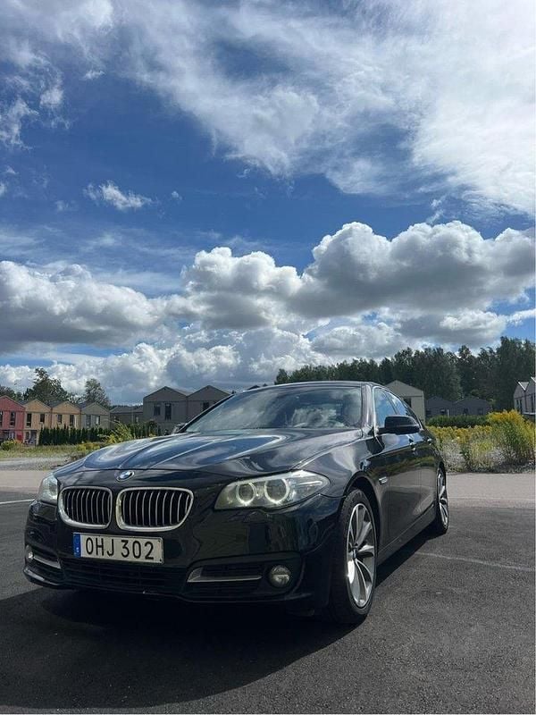 Svart Begagnad 2016 BMW 520 Sedan | 152 900 kr (Bra pris) - Bild 1/4