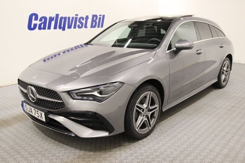 Mörkgrå (selenitgrå metallic) Begagnad 2024 Mercedes CLA250e Shooting Brake AMG Kombi | 449 000 kr (Dyr) - Bild 1/4