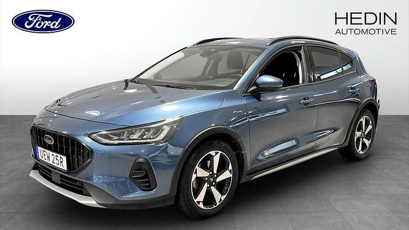 Blå (blue) Begagnad 2022 Ford Focus Active Halvkombi | 199 900 kr (Marknadspris) - Bild 1/4