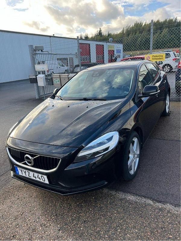 Svart Begagnad 2018 Volvo V40 Momentum Kombi | 175 000 kr (Marknadspris) - Bild 1/4