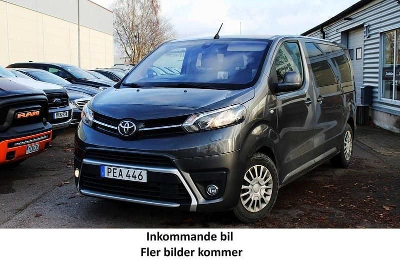 Grå Begagnad 2017 Toyota Proace Verso Kombi | 199 900 kr (Lite dyr) - Bild 1/2