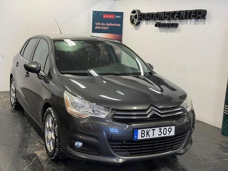 Grå Begagnad 2011 Citroën C4 Halvkombi | 59 900 kr (Marknadspris) - Bild 1/4