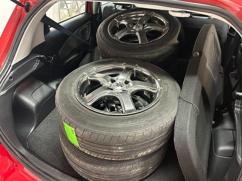 Begagnad Toyota Yaris Active 99 HK (72 kW) 2014 Röd Halvkombi