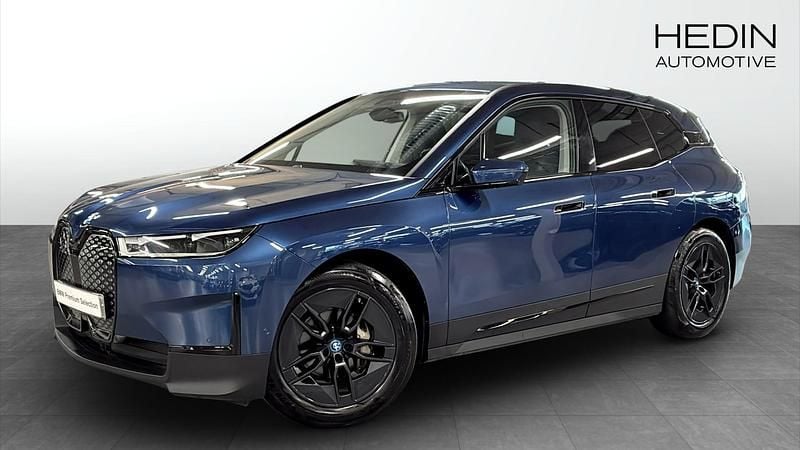 Begagnad 2023 BMW iX Shadowline SUV | 578 700 kr - Bild 1/4