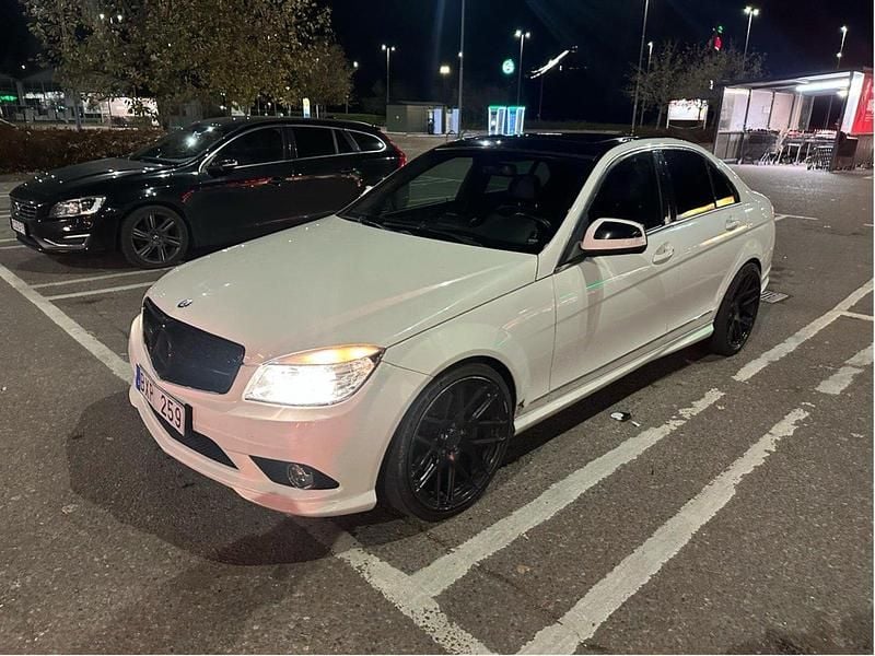 Vit Begagnad 2008 Mercedes C350 Sedan | 79 900 kr (Bra pris) - Bild 1/4