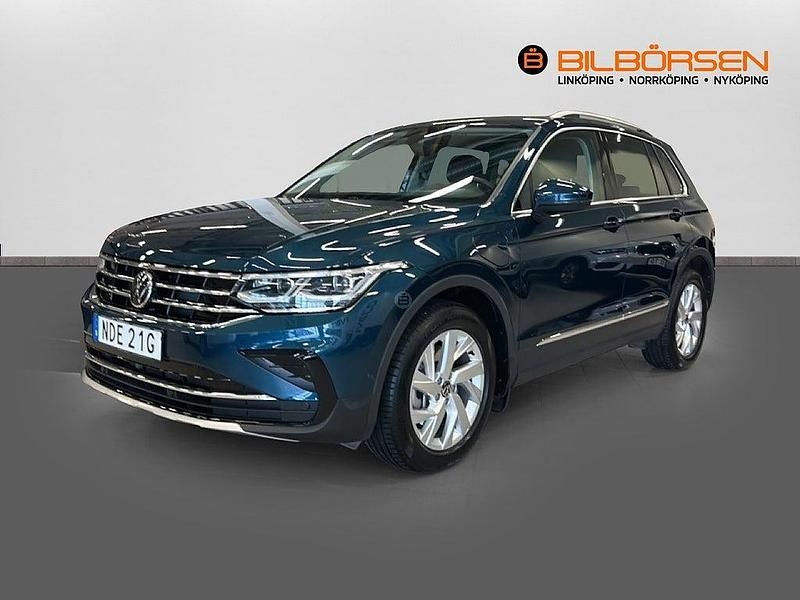 Blå Begagnad 2021 VW Tiguan Elegance SUV | 349 900 kr (Marknadspris) - Bild 1/4