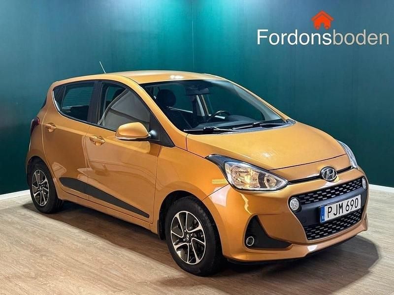 Ljusbrun Begagnad 2017 Hyundai i10 Comfort Halvkombi | 99 800 kr (Marknadspris) - Bild 1/4