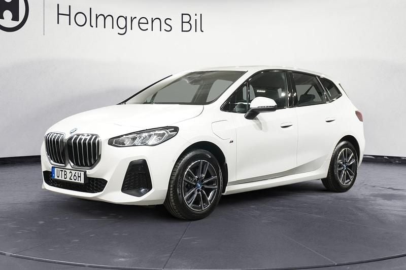 Vit Begagnad 2025 BMW 225 Active Tourer M Sport Minibuss | 399 800 kr - Bild 1/4