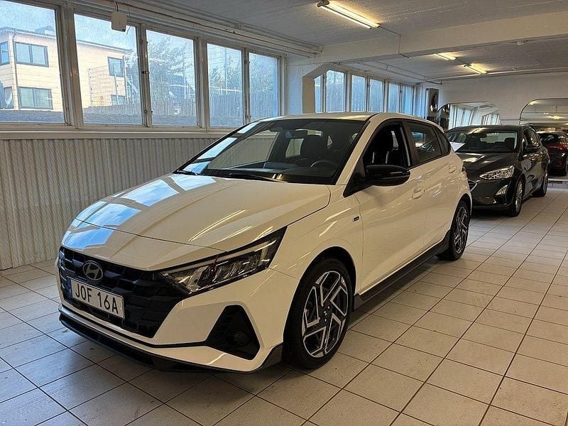 Vit (atlas white) Begagnad 2024 Hyundai i20 N Line Halvkombi | 239 900 kr (Bra pris) - Bild 1/4