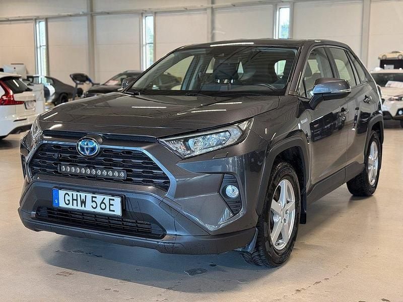Mörkgrå Begagnad 2020 Toyota RAV4 Hybrid SUV | 269 900 kr (Marknadspris) - Bild 1/4