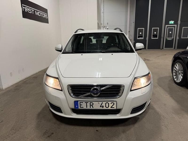 Begagnad Volvo V50 Drive Kinetic 116 HK (85 kW) 2011 Vit Kombi