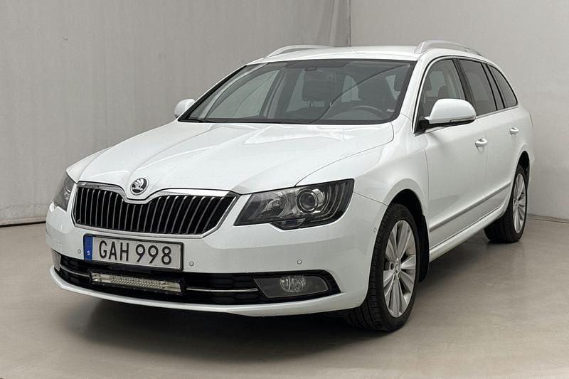 Vit Begagnad 2015 Skoda Superb Elegance Sedan | 90 000 kr (Marknadspris) - Bild 1/4