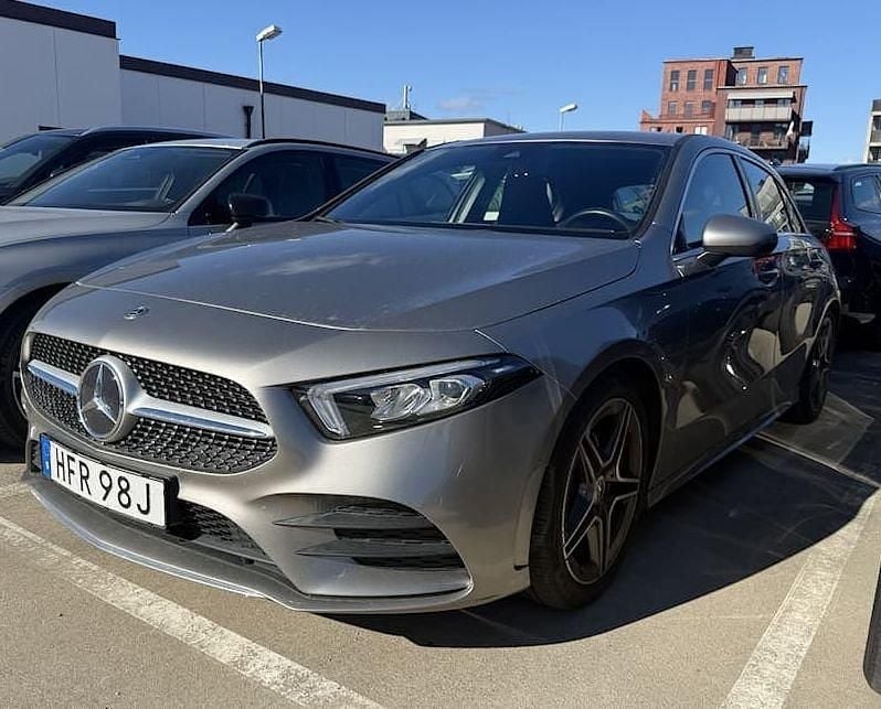 Silver Begagnad 2020 Mercedes A180 AMG Halvkombi | 239 900 kr (Marknadspris) - Bild 1/2