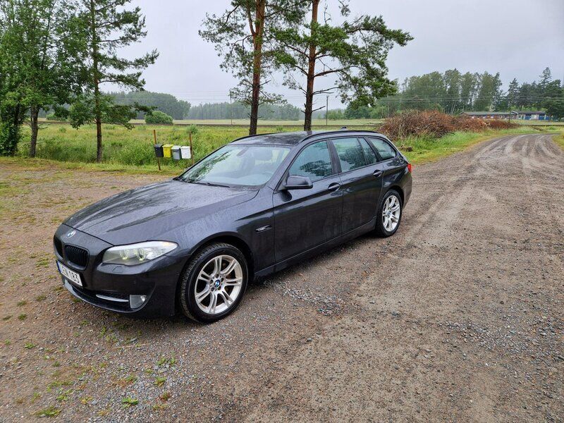 Grå Begagnad 2011 BMW 525 Kombi | 116 000 kr (Marknadspris) - Bild 1/4