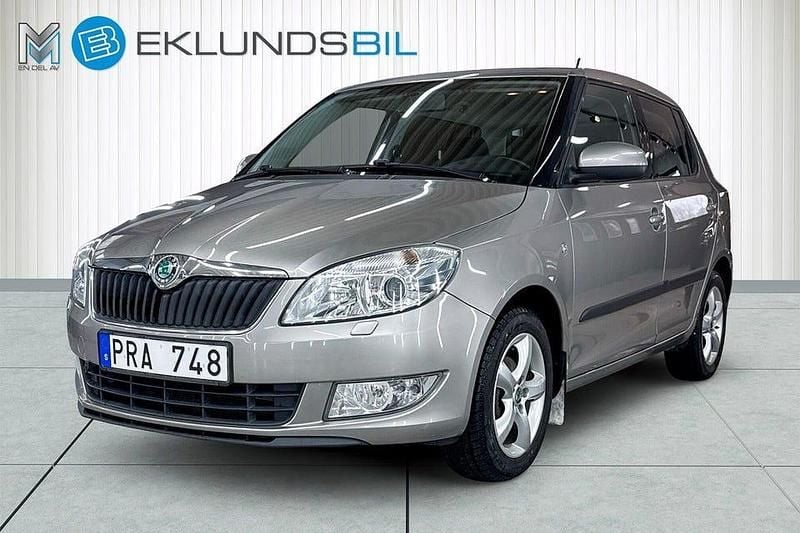 Ljusbrun Begagnad 2012 Skoda Fabia Elegance Halvkombi | 49 900 kr (Marknadspris) - Bild 1/4