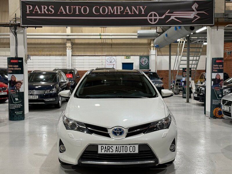 Vit Begagnad 2013 Toyota Auris Hybrid Kombi | 124 900 kr (Lite dyr) - Bild 1/4