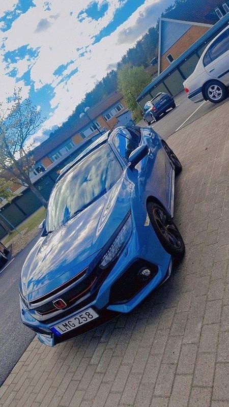 Grå Begagnad 2017 Honda Civic Halvkombi | 210 000 kr (Marknadspris) - Bild 1/4
