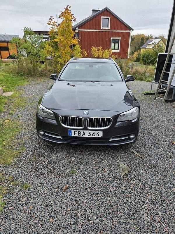 Grå Begagnad 2014 BMW 520 Sport Line Kombi | 99 000 kr (Bra pris) - Bild 1/4