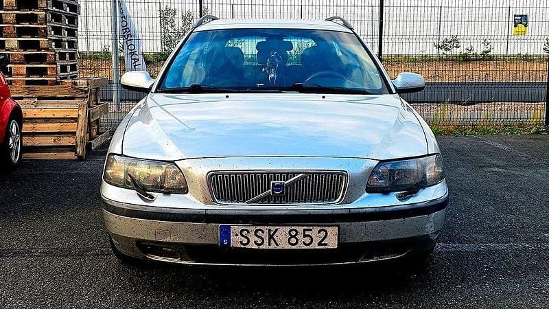 Ljusgrå Begagnad 2001 Volvo V70 Kombi | 10 000 kr (Bra pris) - Bild 1/4