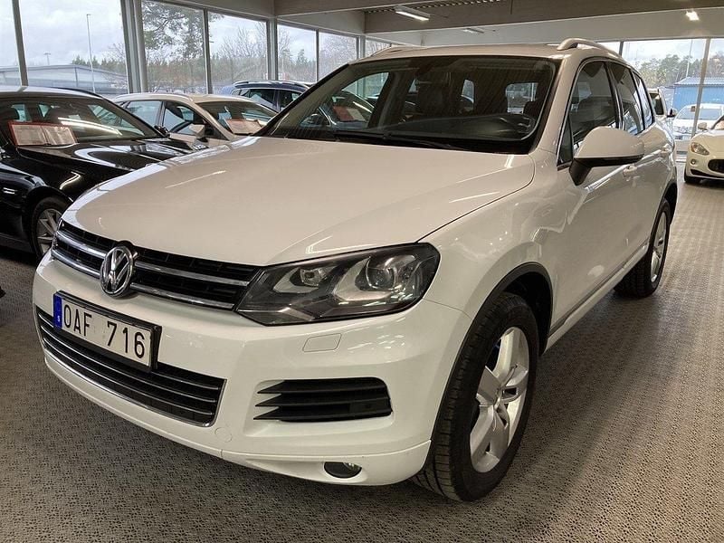 Vit Begagnad 2013 VW Touareg SUV | 149 900 kr (Marknadspris) - Bild 1/4