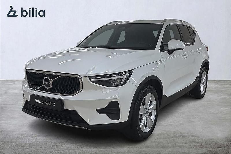 Vit Begagnad 2023 Volvo XC40 Core SUV | 349 900 kr (Marknadspris) - Bild 1/3