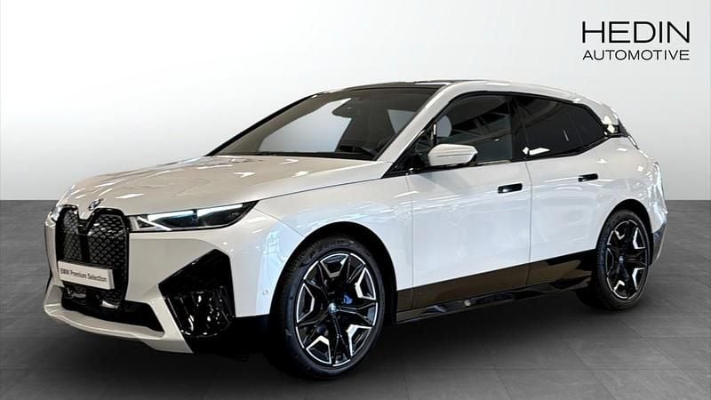 Vit (white) Begagnad 2022 BMW iX Comfort Edition SUV | 508 700 kr (Bra pris) - Bild 1/4