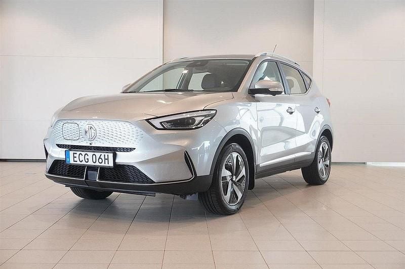 Grå Begagnad 2022 MG ZS Luxury Sedan | 229 900 kr (Superpris) - Bild 1/4
