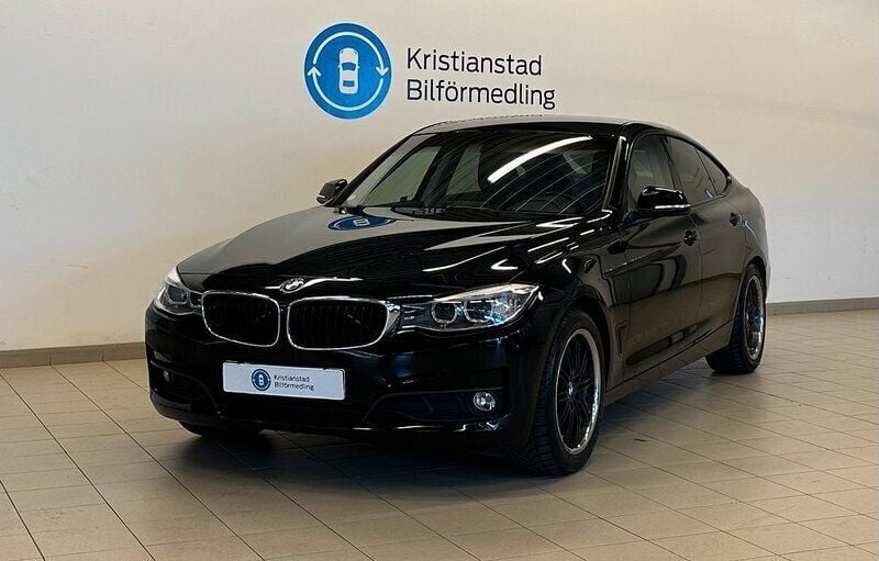 Svart Begagnad 2015 BMW 320 Gran Turismo Comfort Edition Halvkombi | 174 900 kr (Marknadspris) - Bild 1/4