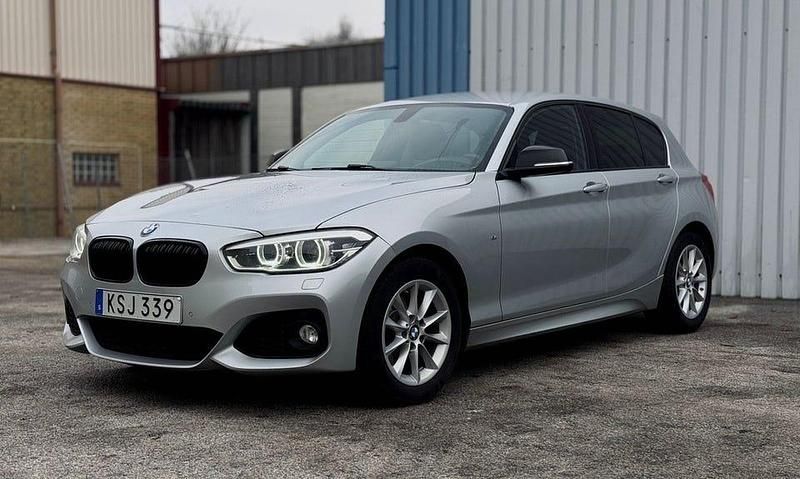 Silver Begagnad 2016 BMW 120 M Sport Halvkombi | 159 900 kr (Marknadspris) - Bild 1/4