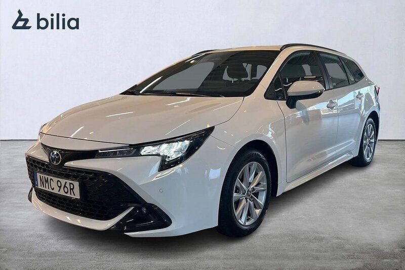 Vit Begagnad 2024 Toyota Corolla Active Kombi | 299 900 kr (Marknadspris) - Bild 1/4
