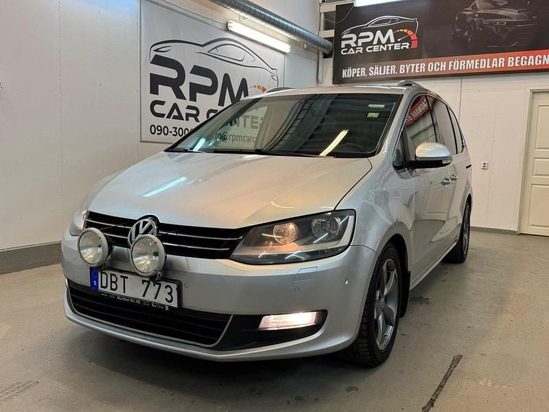 Silver Begagnad 2011 VW Sharan Minibuss | 69 900 kr (Marknadspris) - Bild 1/4