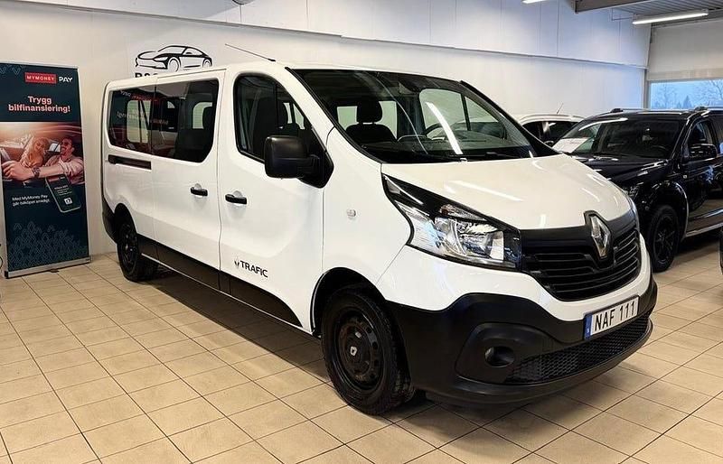 Vit Begagnad 2018 Renault Trafic Minibuss | 174 900 kr (Dyr) - Bild 1/4
