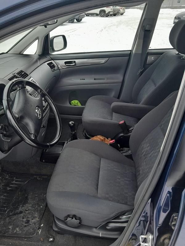 Begagnad Toyota Avensis Verso 150 HK (110 kW) 2003 Minibuss