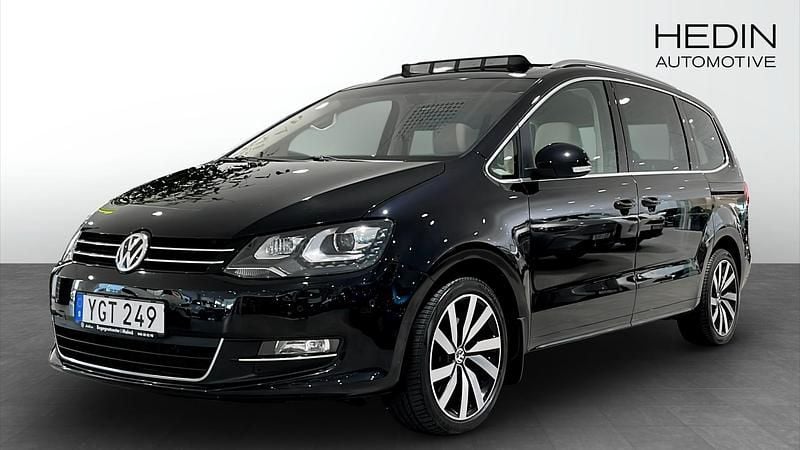 Svart (black) Begagnad 2016 VW Sharan Minibuss | 229 900 kr (Lite dyr) - Bild 1/4