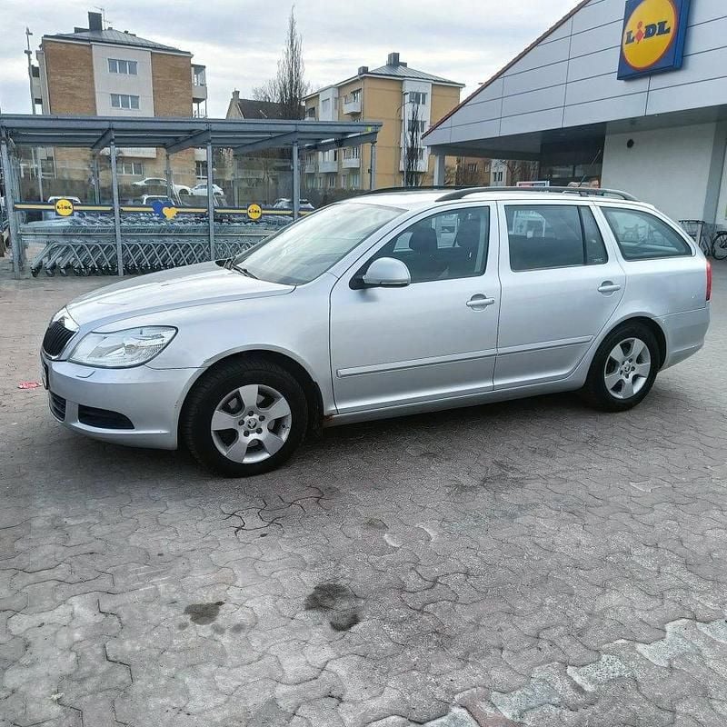 Silver Begagnad 2013 Skoda Octavia Ambiente Kombi | 45 000 kr (Superpris) - Bild 1/3