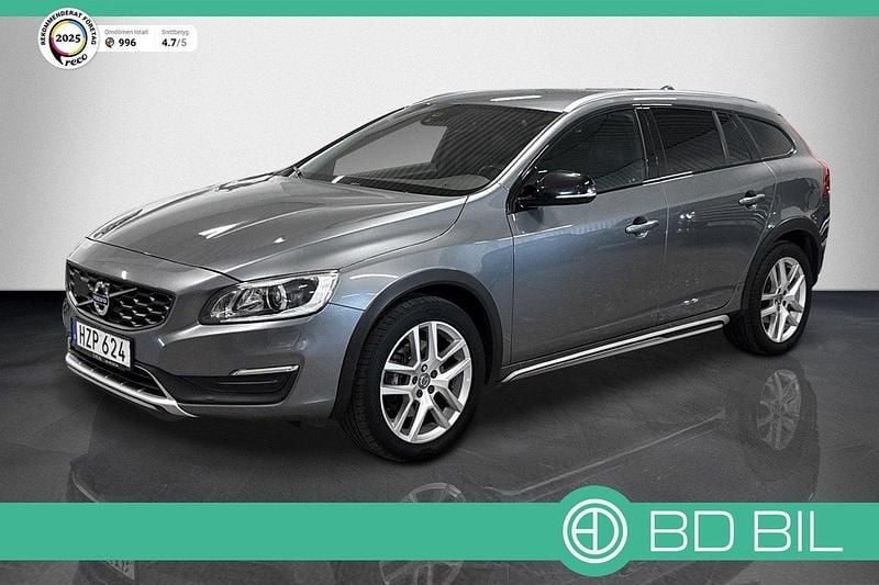 Grå (gråmetallic) Begagnad 2016 Volvo V60 CC Summum Kombi | 196 700 kr (Marknadspris) - Bild 1/3