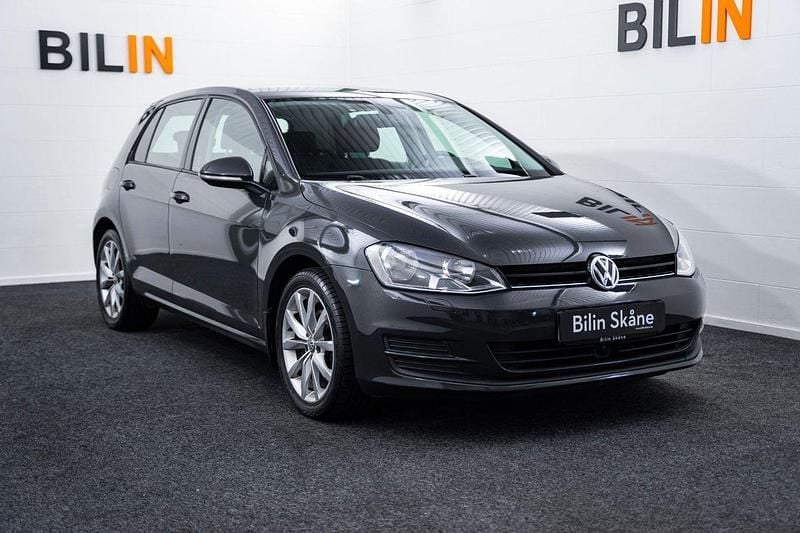 Mörkgrå (grå) Begagnad 2013 VW Golf VII Halvkombi | 89 900 kr (Marknadspris) - Bild 1/4