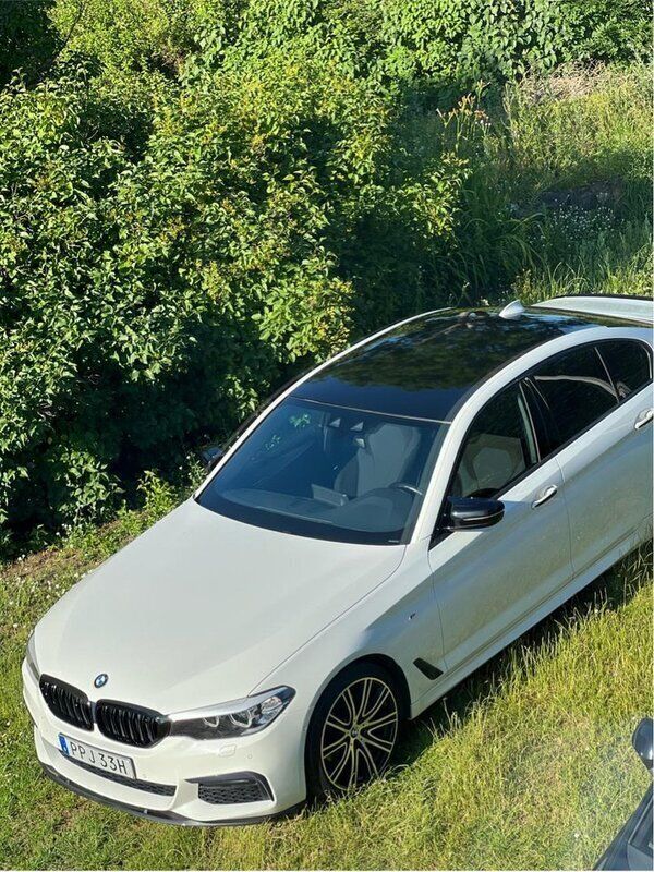 Vit Begagnad 2020 BMW 520 M Sport Sedan | 305 000 kr (Superpris) - Bild 1/4