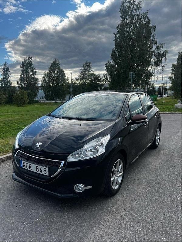 Svart Begagnad 2012 Peugeot 208 Halvkombi | 38 500 kr (Marknadspris) - Bild 1/4