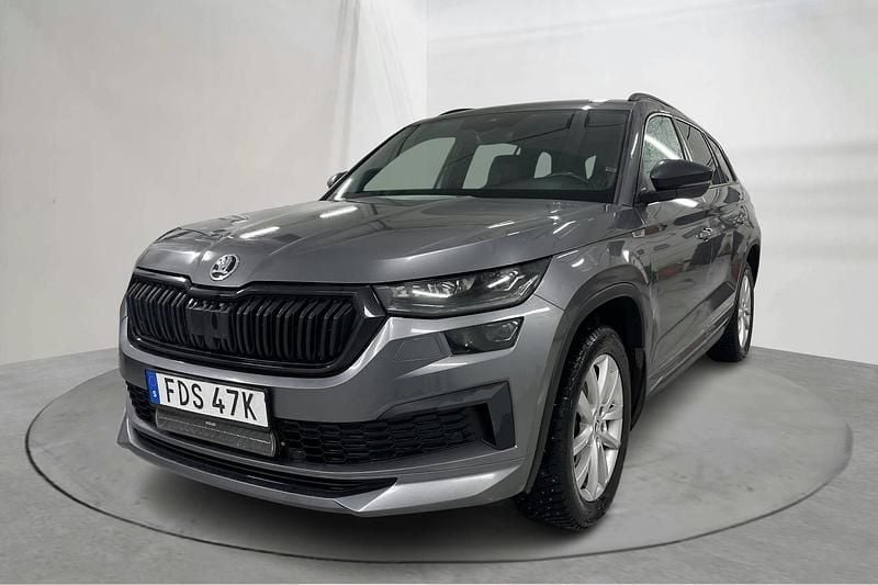 Grå Begagnad 2023 Skoda Kodiaq SportLine SUV | 279 000 kr (Marknadspris) - Bild 1/4