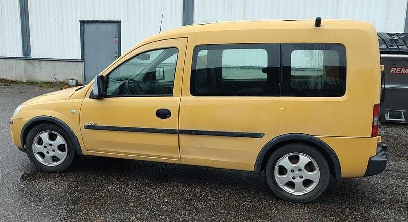 Gul Begagnad 2005 Opel Combo Minibuss | 30 000 kr (Marknadspris) - Bild 1/4