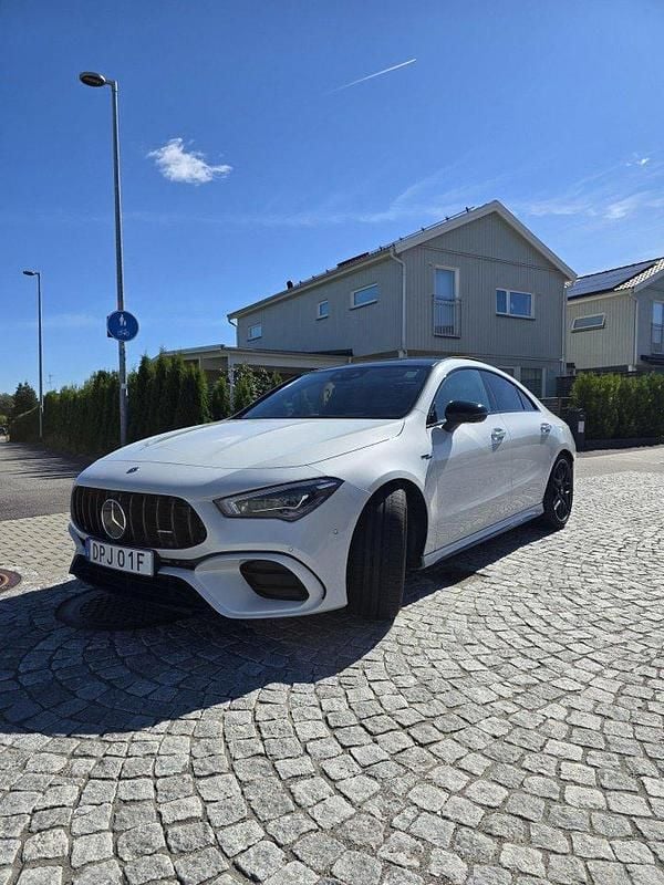 Vit Begagnad 2023 Mercedes CLA45 AMG AMG Sportkupé | 669 000 kr (Lite dyr) - Bild 1/4